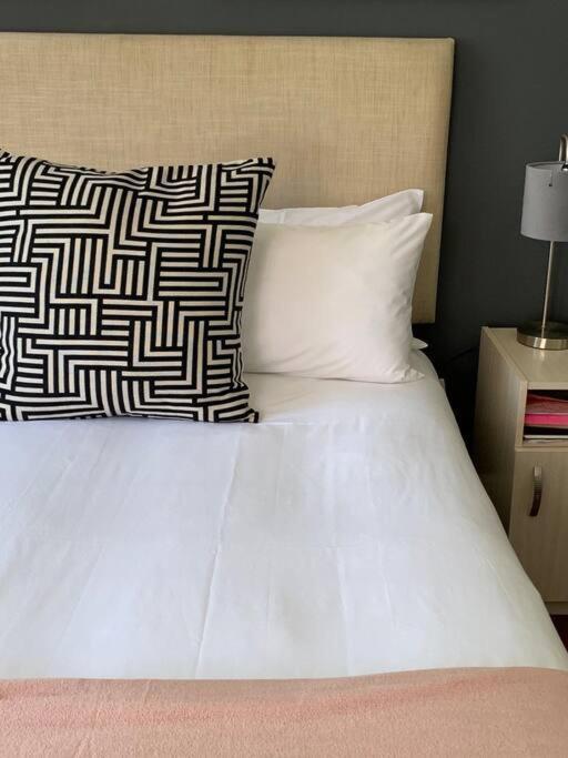 1-Bedroom Sea Point Gem - Perfect Location! Cape Town Bagian luar foto
