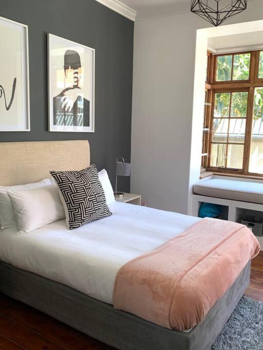 1-Bedroom Sea Point Gem - Perfect Location! Cape Town Bagian luar foto