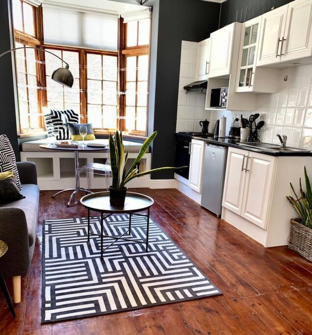 1-Bedroom Sea Point Gem - Perfect Location! Cape Town Bagian luar foto